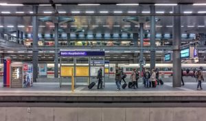 Foto vom Inneren des Hauptbahnhofs mit Reisenden