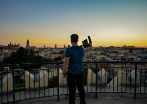 Videoblogger vor Stadtpanorama